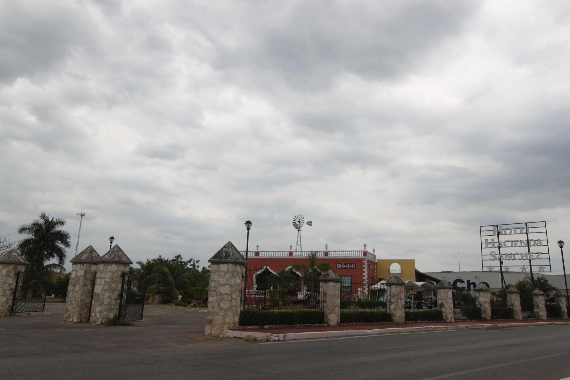 Hotel Hacienda Sanchez วัลลาโดลิด ภายนอก รูปภาพ